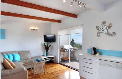 Werri Beach House | Ocean Spray Beach House with views