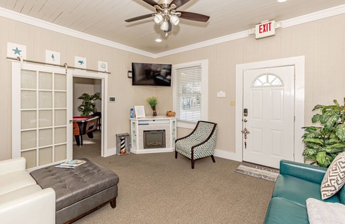 Ocean Springs Cottage | Ocean Springs Cottage Sleeps 8 - Downtown Mona Lisa, Ocean Springs, MS