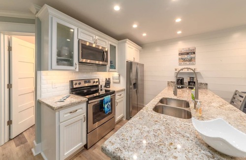 Galveston Condo | Ocean Sunrise Pet friendly, In-house laundry Pools