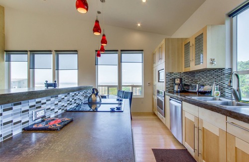Gold Beach House | Ocean- & sunset-view home with wall of windows & easy beach access -dog-friendly