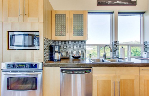 Gold Beach House | Ocean- & sunset-view home with wall of windows & easy beach access -dog-friendly