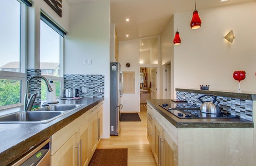 Gold Beach House | Ocean- & sunset-view home with wall of windows & easy beach access -dog-friendly