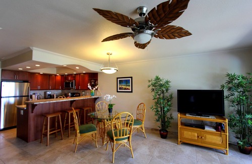 Kihei Condo | Ocean/Sunset View, Updated, Steps to Kamaole II & III beach, 150+ 5-star reviews