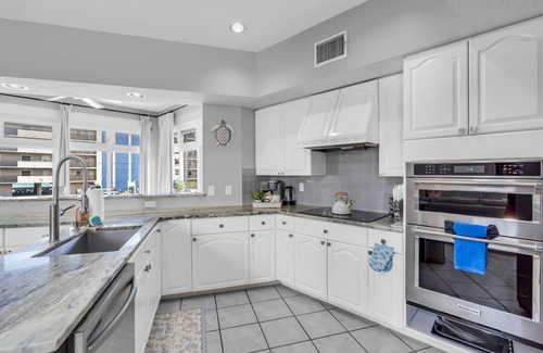 Madeira Beach House | Ocean, Sunset Views, Balcony Bliss & Beach Gear!