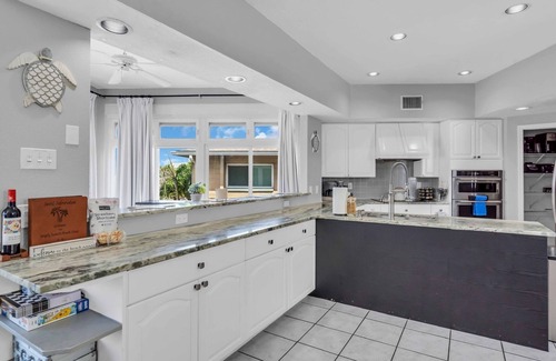 Madeira Beach House | Ocean, Sunset Views, Balcony Bliss & Beach Gear!