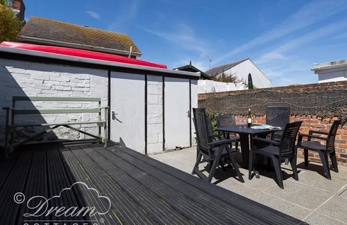 Weymouth Cottage | OCEAN SWELL, family friendly, with a garden in Weymouth