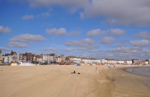 Weymouth Cottage | OCEAN SWELL, family friendly, with a garden in Weymouth