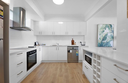 Surfers Paradise Apartment | Ocean View 2-Bed with Pool, Tennis Court & BBQ
