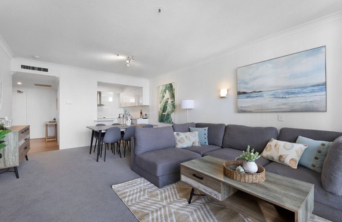 Surfers Paradise Apartment | Ocean View 2-Bed with Pool, Tennis Court & BBQ