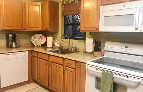 Kailua-Kona Condo | OCEAN VIEW 2 BED - 2 BATH AMAZING SUNSETS & WELL STOCKED WITH ESSENTIALS
