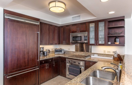 Waikiki Condo | Ocean View 2 Bed Condo w/AC/Pool/Gym/1 Parking/Washer & Dryer