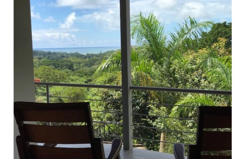 Uvita House | Ocean View 2 BR/3 full BA/Fiber Optic. Walk to beach & grocery/restaurants