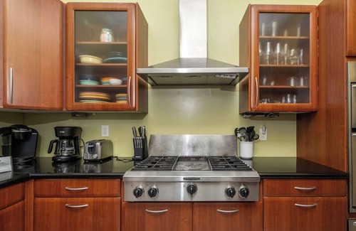 Hollywood South Central Beach Villa | Ocean View 2BR/2BA Full Kitchen + Balcony + Private Pool Courtyard!
