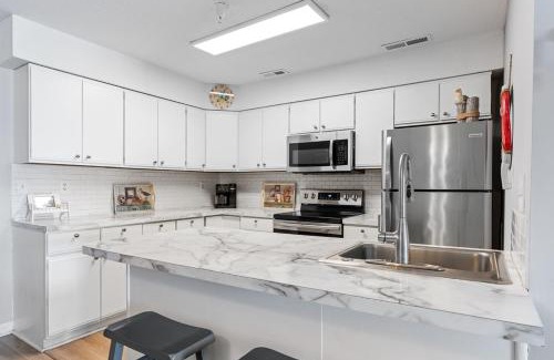 Ocean City House | Ocean View 2BR2BA Top-Floor Condo w Balcony & Bay Sunset Views