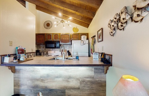 Maunaloa Condo | Ocean View, 2nd-Floor Molokai Condo/Lanai, Shared Hot Tub/Pool - Walk to Beach