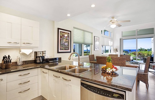 Kahaluu Bay House | 🏖️Ocean View | AC & WIFI | Walk to Beach & Shopping!