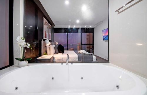 Surfers Paradise Apartment | Ocean View Apartments with Balcony - Circle on Cavill - Central Location! - Self Contained & Privately Managed