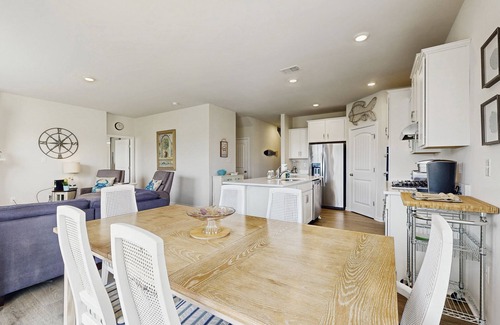 Ocean View House | Ocean View Beach Club house with community pool, sauna, tennis, fitness center