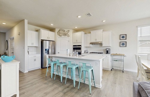 Ocean View House | Ocean View Beach Club house with community pool, sauna, tennis, fitness center