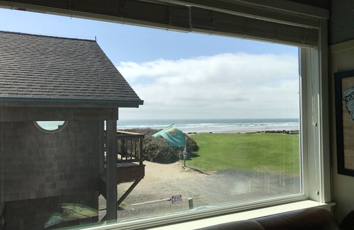 Tolovana Park Cottage | Ocean View Charmer, Custom with Great Room Concept, Steps from the Beach