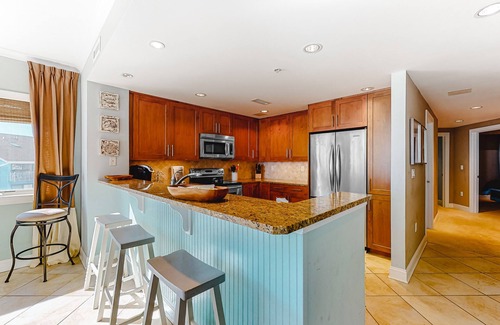 Midtown Ocean City Condo | Ocean View Condo Steps from the Beach with Balcony, WiFi, AC & Shared Pool