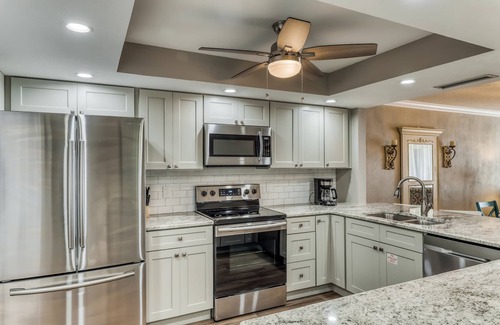 Holiday Isle Condo | Ocean-view condo with pool, sauna, tennis courts & private beach access