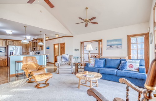 Depoe Bay Apartment | Ocean-View Depoe Bay Condo with King Suite Overlooks Seawall, Spouting Horn!