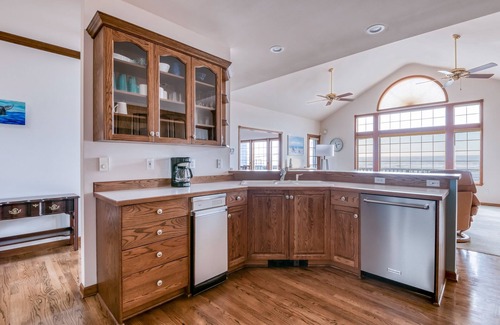 Depoe Bay Apartment | Ocean-View Depoe Bay Condo with King Suite Overlooks Seawall, Spouting Horn!