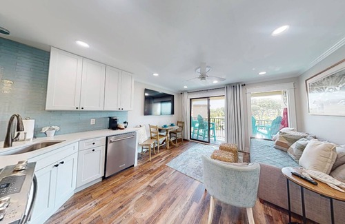 Folly Field Condo | Ocean-view designer remodeled suite with workspace, pickleball, hot tub & pool