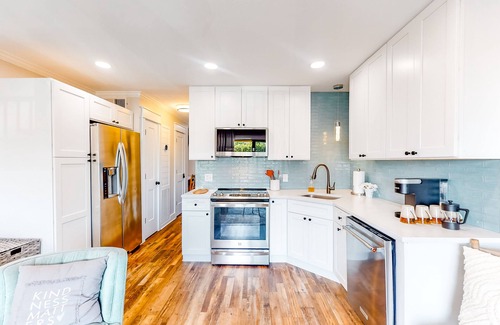Folly Field Condo | Ocean-view designer remodeled suite with workspace, pickleball, hot tub & pool