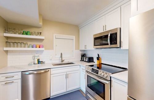 Hilton Head Island Condo | Ocean-View Getaway with Shared Pool, Hot tub, Tennis, WiFi & Easy Walk to Beach