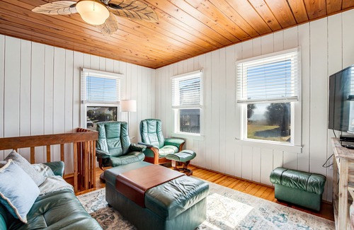 Edisto Island House | Ocean-view group getaway - 2 units in 1 - dog-friendly fenced yard, AC & W/D