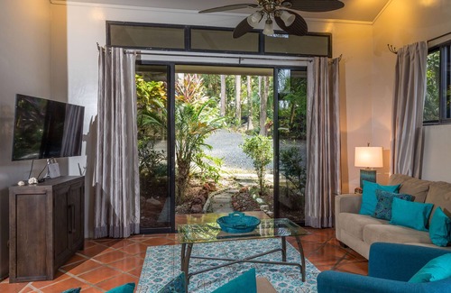 El Cerro House | Ocean view, hike to Playa La Macha! Casa Colibri, great Family home!