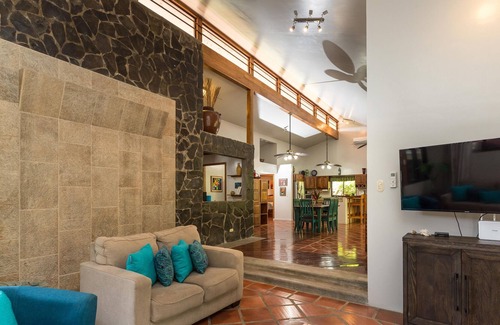 El Cerro House | Ocean view, hike to Playa La Macha! Casa Colibri, great Family home!
