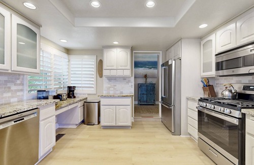 San Clemente Condo | Ocean-view home with fireplace & furnished balcony - walk to North Beach
