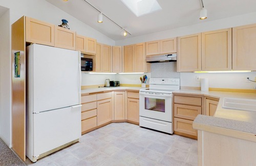 Yachats House | Ocean-view home with private balcony, full kitchen, & W/D