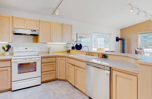 Yachats House | Ocean-view home with private balcony, full kitchen, & W/D