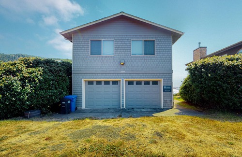Yachats House | Ocean-view home with private balcony, full kitchen, & W/D