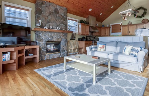 Lincoln Beach House | Ocean View, Hot Tub, Fire Pit, Queen Suite in This Private Bella Beach Beauty!