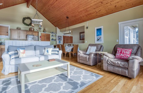 Lincoln Beach House | Ocean View, Hot Tub, Fire Pit, Queen Suite in This Private Bella Beach Beauty!