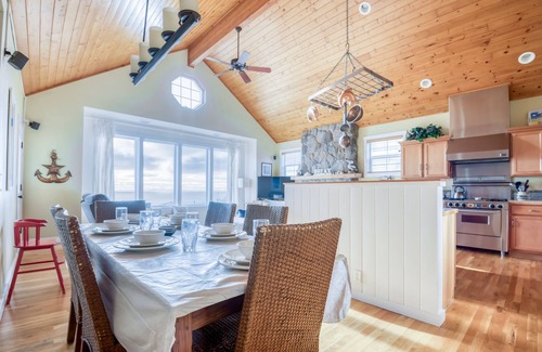 Lincoln Beach House | Ocean View, Hot Tub, Fire Pit, Queen Suite in This Private Bella Beach Beauty!