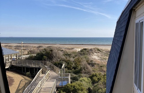 Morehead City Condo | Ocean View, King Bed, Sleeps 5