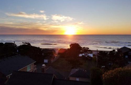 Lincoln City House | Ocean-View Lincoln City Retreat with 3 Viewing Decks