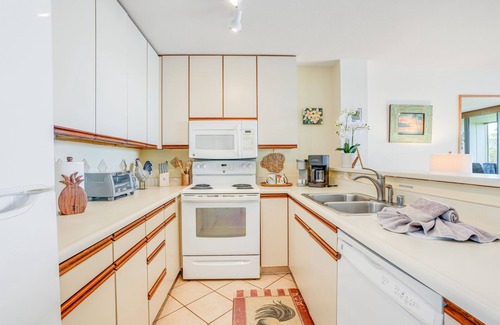 Wailua Condo | "Ocean View Oasis: Enjoy Tranquil Coconut Tree Views Overlooking Beautiful Wailua Bay!"