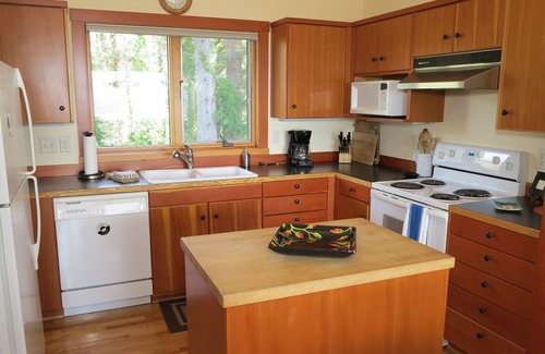 Neskowin Cabin | Ocean View Oasis Retreat. Comfort, plus great views! Sleeps 4.