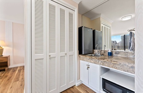 Waikiki Condo | Ocean View Owners Unit in 4 Star Wyndham Resort