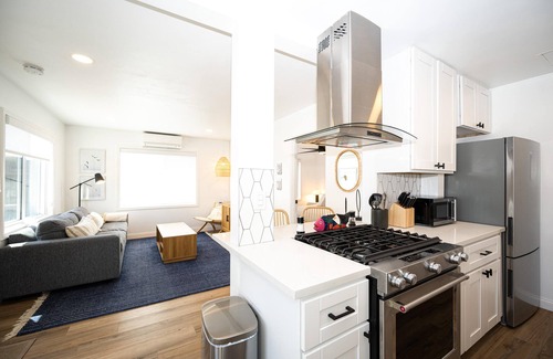 South Mission Beach Condo | Ocean View Patio, Fire Pit Table, Beach Toys, AC!