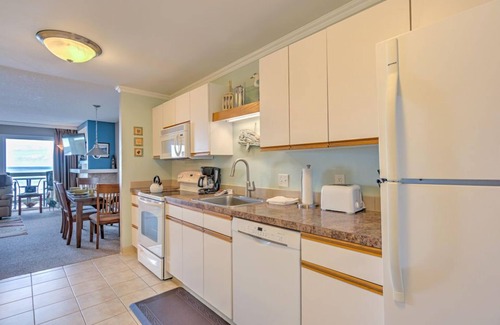 Otter Rock Apartment | Ocean-View Queen Studio with Private Balcony