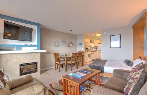 Otter Rock Apartment | Ocean-View Queen Studio with Private Balcony