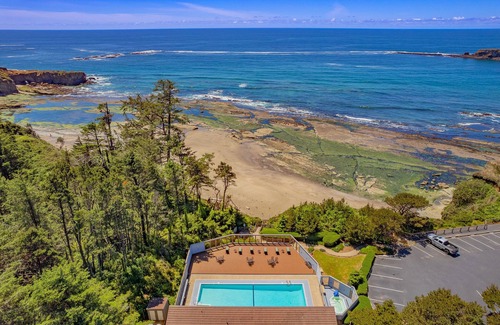 Otter Rock Apartment | Ocean-View Queen Studio with Private Balcony